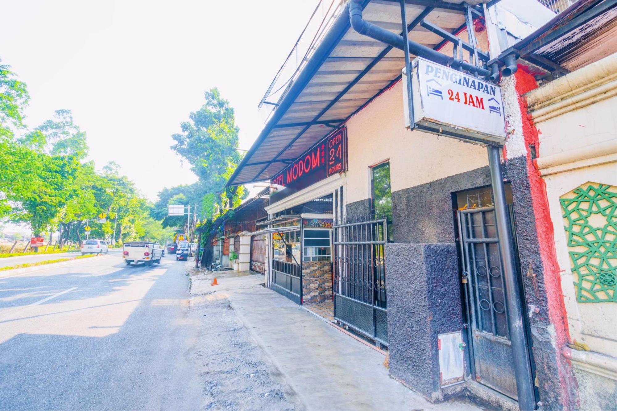 Oyo 93132 Modom Homestay Near Rs Islam Jakarta Pondok Kopi Zewnętrze zdjęcie